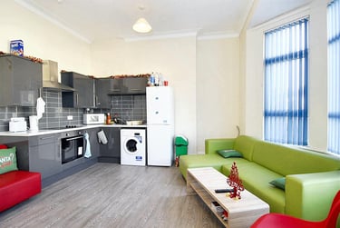 3 bed flat, Beaumont Road, Flat 3, St Judes, Plymouth, PL49BW - Image 1